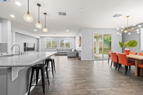 Photo of 917 Talaria Ct, Oakley, CA 94561 (MLS # 41119297)