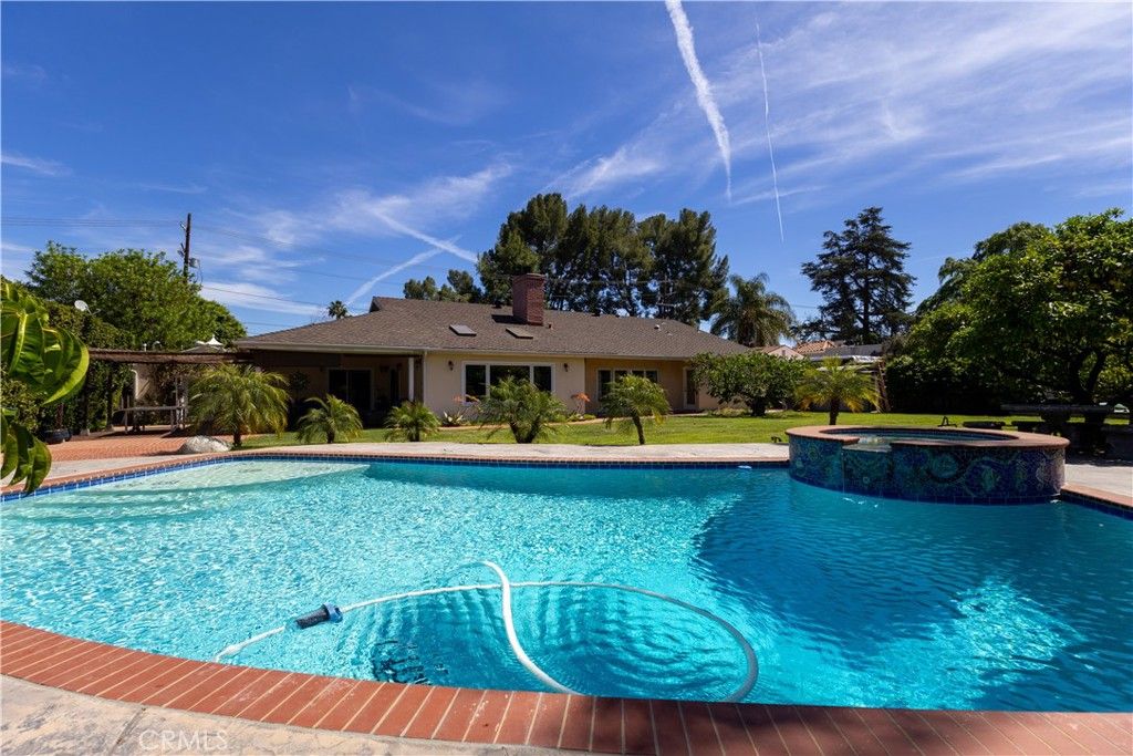 Photo of 5329 Mecca Avenue, Tarzana, CA 91356 (MLS # SR26027235)