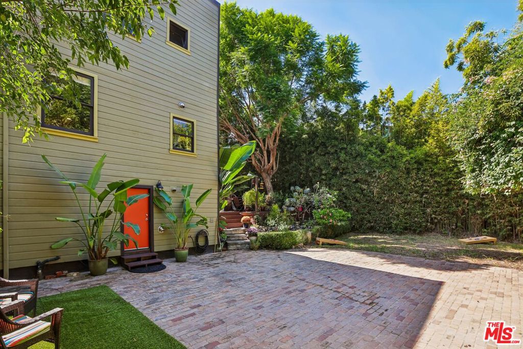 954 E Edgeware Road
