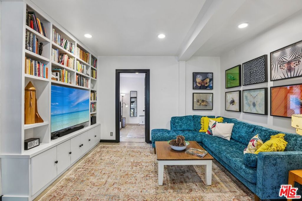 954 E Edgeware Road