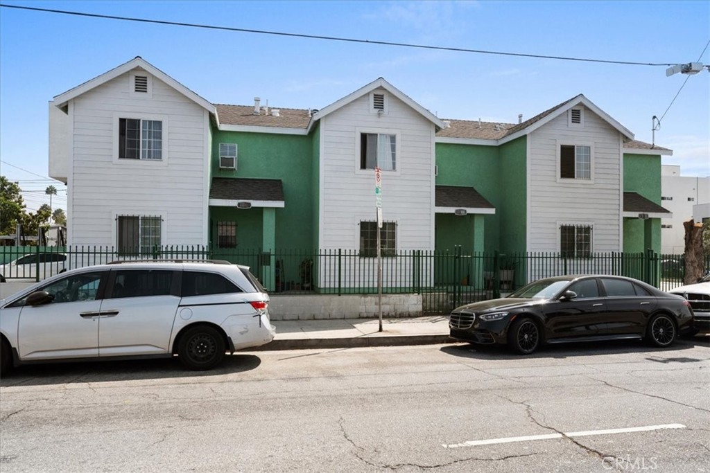 KOREA TOWN PRIME LOCATION!!! Great income property built in 2003 townhouse style units price well below market value! Lots of new modern units being built in the area 15 minutes away from downtown la Hollywood and Beverly Hills hurry these won’t last!