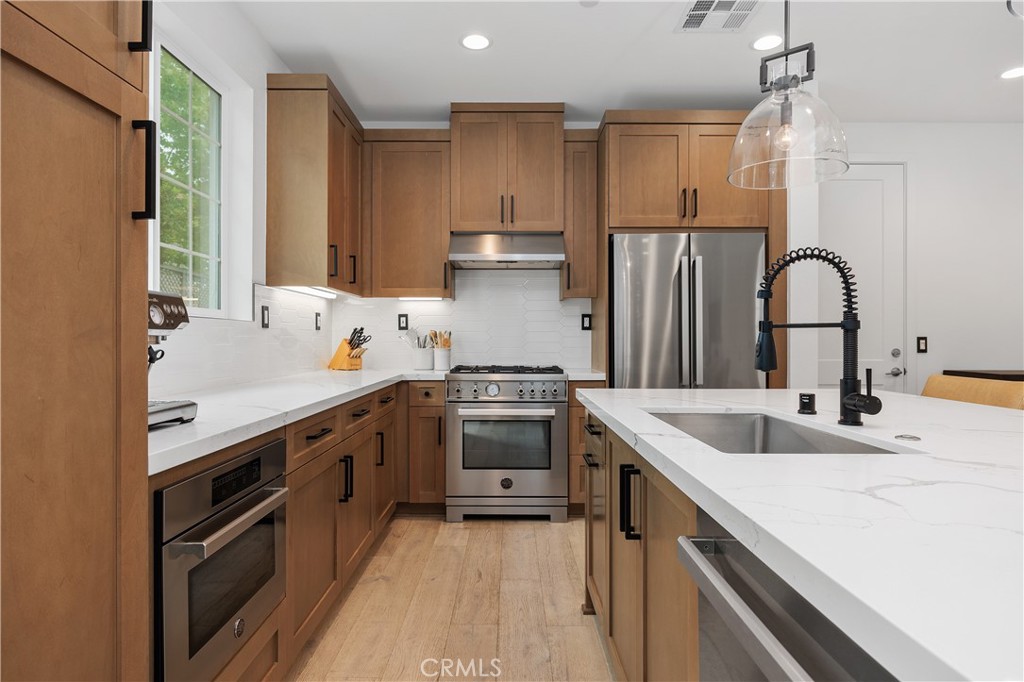 1146 East Cove Place