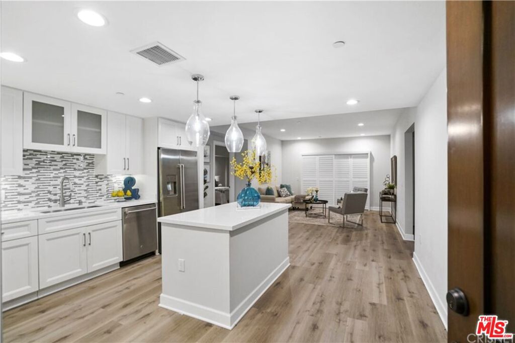 5015 Balboa Boulevard 103