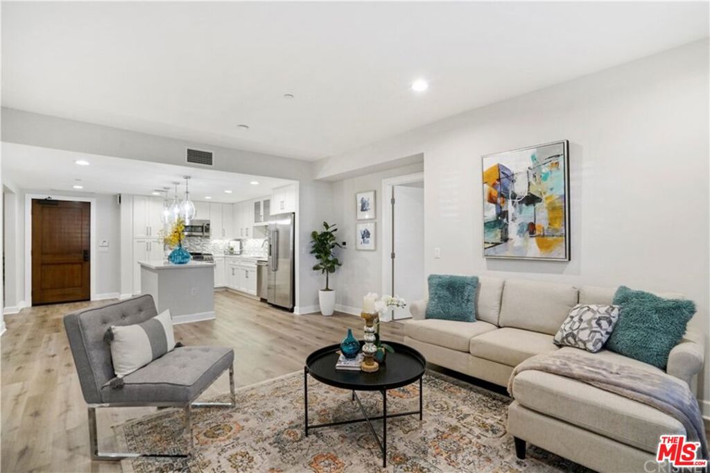 5015 Balboa Boulevard 103