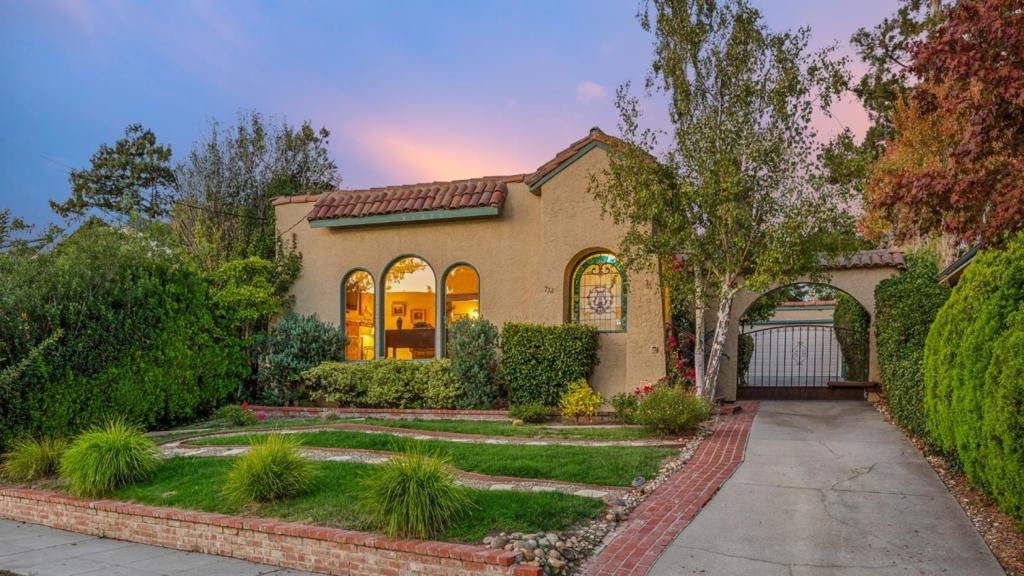 Photo of 732 Paloma Avenue, Burlingame, CA 94010 (MLS # ML82025223)