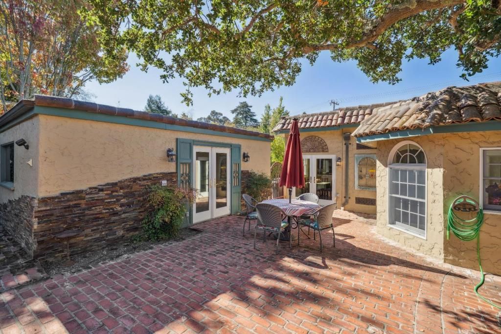 Photo of 732 Paloma Avenue, Burlingame, CA 94010 (MLS # ML82025223)