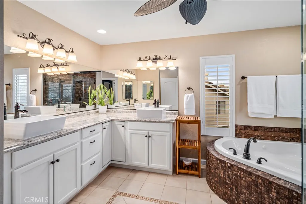 Palmdale, California 93551, United States, 5 Bedrooms Bedrooms, ,3 BathroomsBathrooms,Residential,Pending,212383