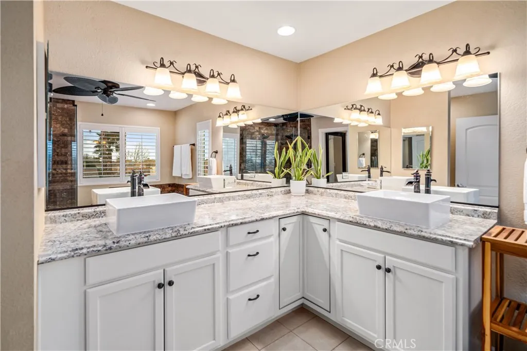 Palmdale, California 93551, United States, 5 Bedrooms Bedrooms, ,3 BathroomsBathrooms,Residential,Pending,212383