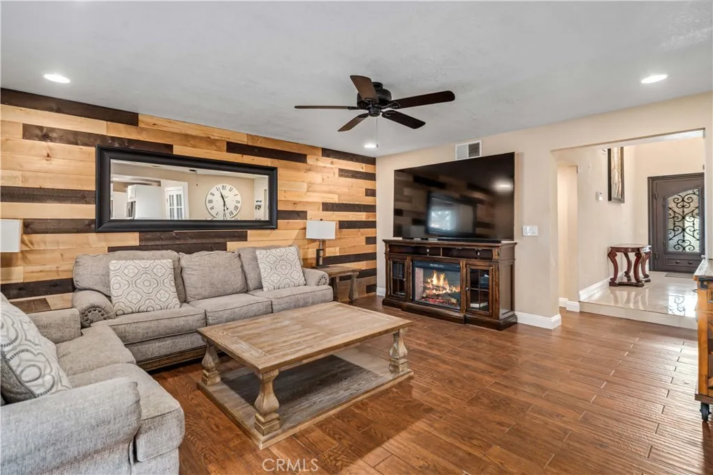 Palmdale, California 93551, United States, 5 Bedrooms Bedrooms, ,3 BathroomsBathrooms,Residential,Pending,212383