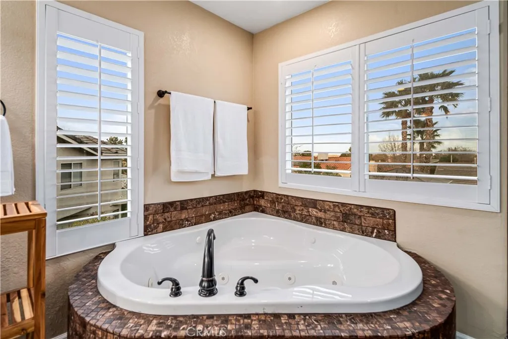 Palmdale, California 93551, United States, 5 Bedrooms Bedrooms, ,3 BathroomsBathrooms,Residential,Pending,212383