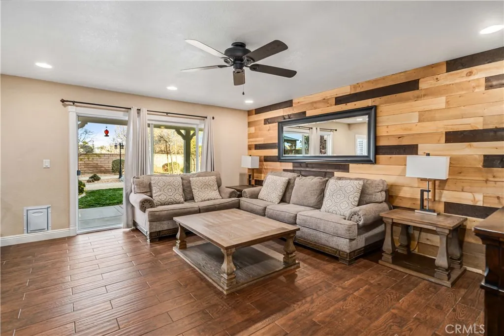 Palmdale, California 93551, United States, 5 Bedrooms Bedrooms, ,3 BathroomsBathrooms,Residential,Pending,212383