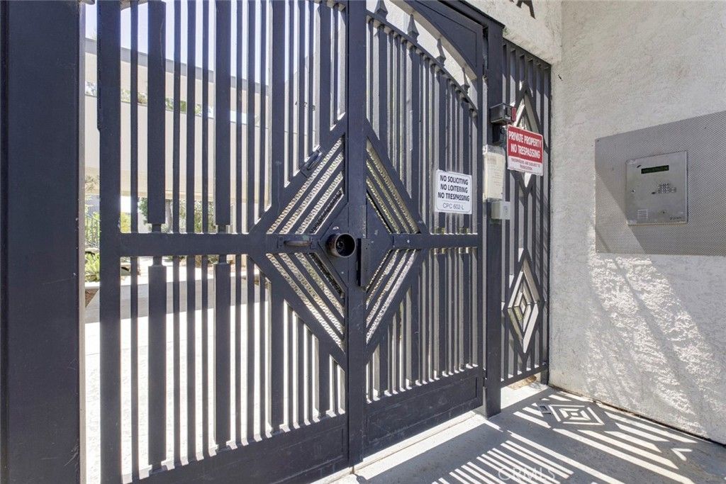 Photo of 18620 Hatteras St #266, Tarzana, CA 91356 (MLS # GD26070930)