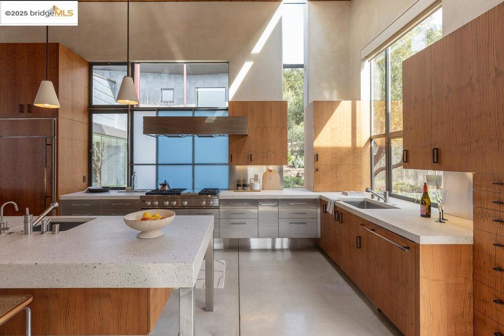 CLAREMONT HILLS - Residential