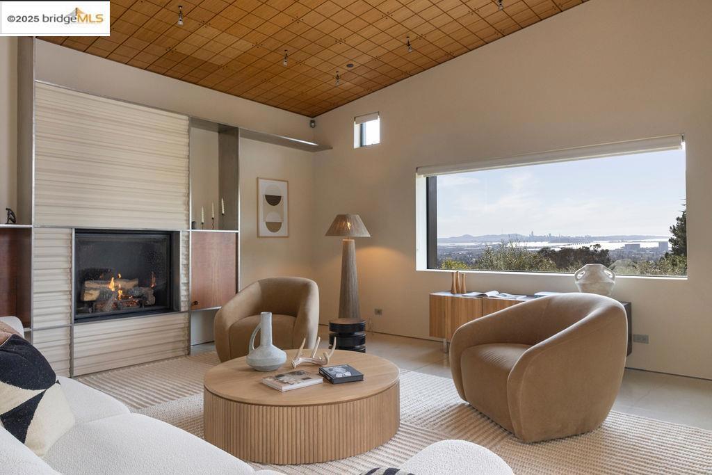 CLAREMONT HILLS - Residential