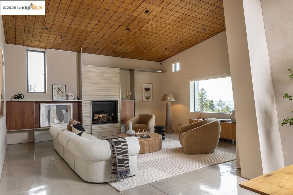 CLAREMONT HILLS - Residential