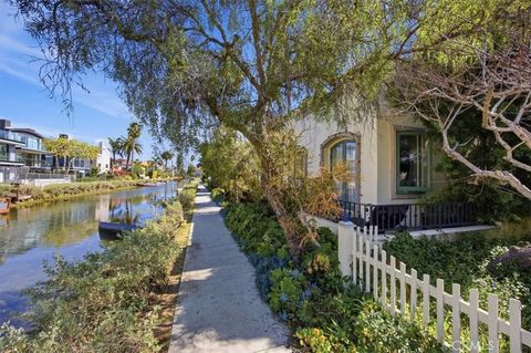 Photo of 414 Carroll Canal, Venice, CA 90291 (MLS # SB26043613)