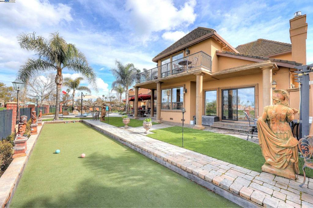 DISCOVERY BAY COUNTRY CLUB - Residential