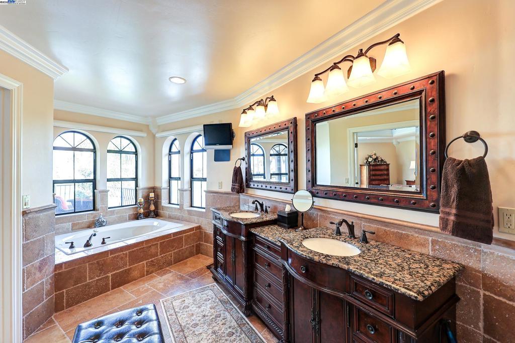 DISCOVERY BAY COUNTRY CLUB - Residential