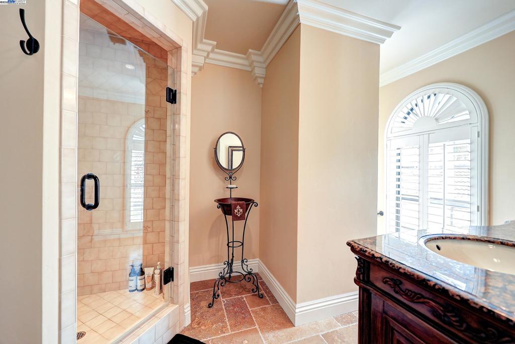 DISCOVERY BAY COUNTRY CLUB - Residential