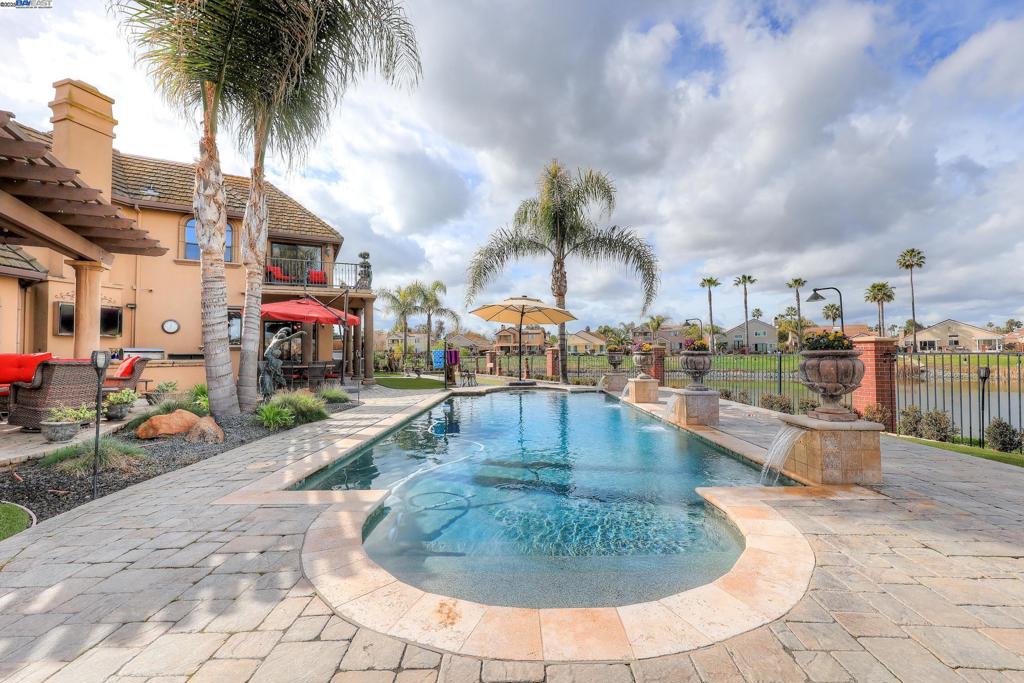 DISCOVERY BAY COUNTRY CLUB - Residential