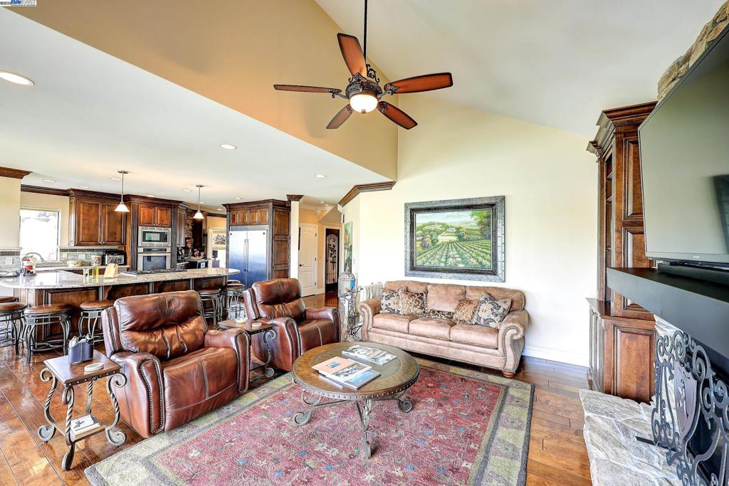 DISCOVERY BAY COUNTRY CLUB - Residential