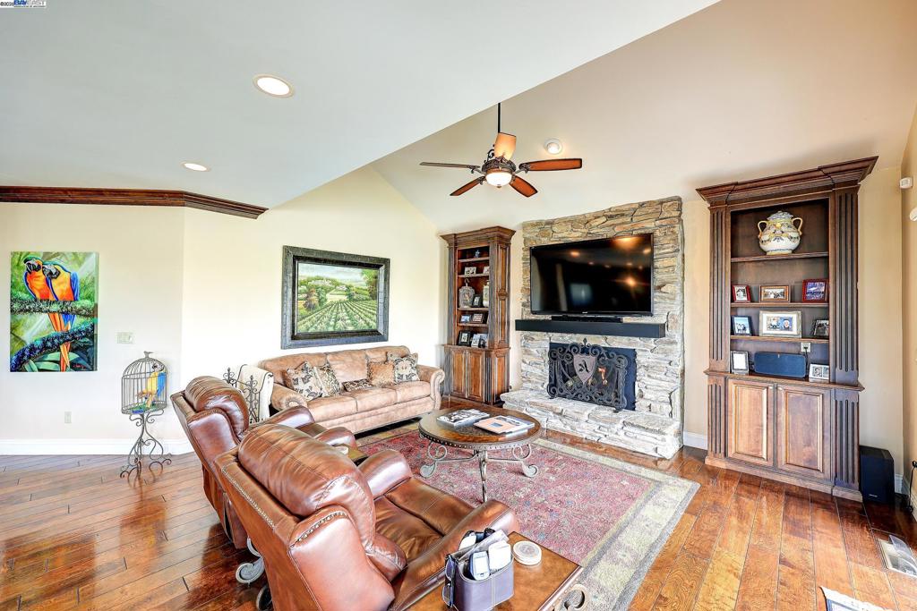 DISCOVERY BAY COUNTRY CLUB - Residential