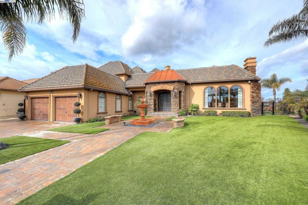 DISCOVERY BAY COUNTRY CLUB - Residential