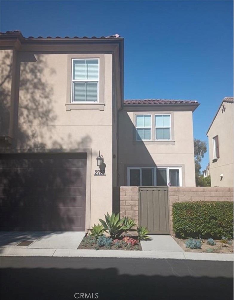 Located in Blackstone Community, this end unit offers a functional layout with 3 bedrooms and 2.5 bathrooms. The living room opens to an upgraded kitchen and dining area. The backyard is custom paved, providing a clean and low-maintenance outdoor space. The home offers plenty of storage throughout, including a large laundry area, walk-in closet, and ample kitchen cabinetry. The community is known for its amenities, including a gated pool, splash pad, BBQ areas, and multiple parks.