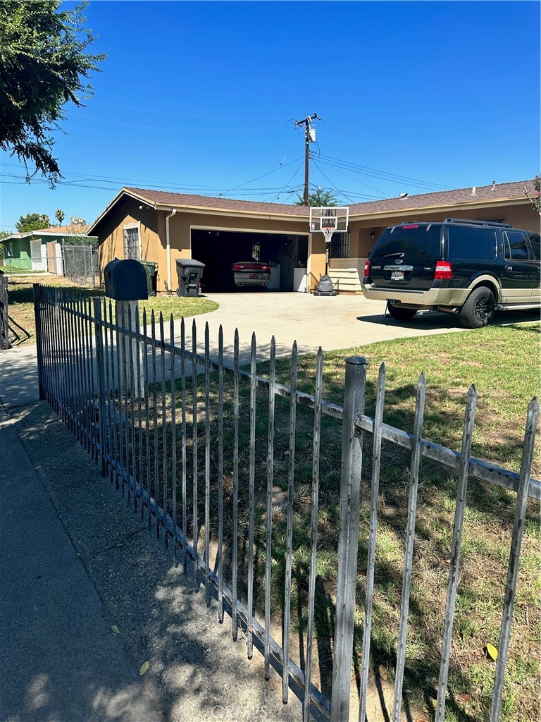 Gorgeous 3 bedroom / 2 bath, 1,220 sqft single family home located on the corner of Madison St & Magnolia in a quiet neighborhood. Step inside the front door to a large living room with 2way entry into the kitchen. Two fulls size bathroom, masterroom walk in shower and a Brand new AC system. Walk outback to a large open style backyard and patio cover. Enjoy the large yard with fencing with your family.
Excellent location for commuters close to schools, shopping and freeway's. Schedule your showing appointment.