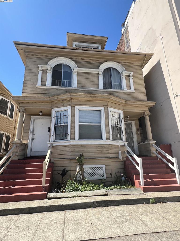 This spacious duplex locates in a block away from the center of Chinatown, close to all the shopping,restaurants,transportations,freeway entrance, walking distance to BART station. Back yard has a large size of patio. Tenants keep their own units and the premises nice clean. Sharing the coin-run laundry room with nextd door 907 Alice Street. Full finished basement with legal high ceiling.