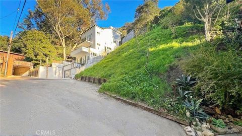 Photo of 9814 Portola Drive, Beverly Hills, CA 90210 (MLS # SR26029168)