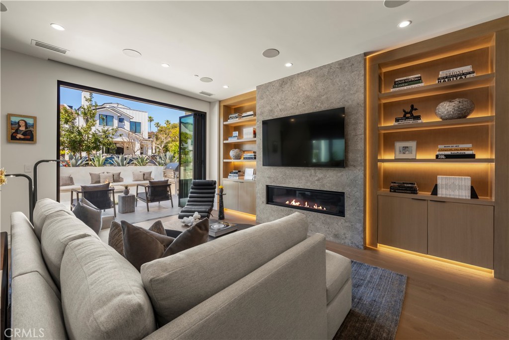 412 Heliotrope Avenue