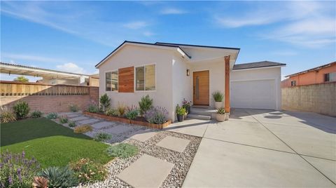 Photo of 806 W 219th Street, Torrance, CA 90502 (MLS # DW26037147)