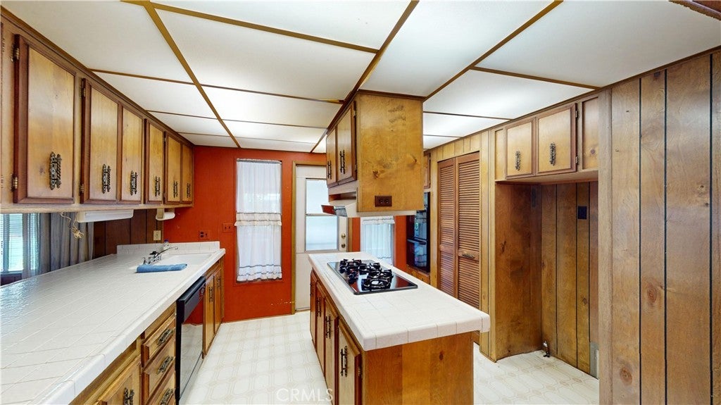 24921 Muirlands 199