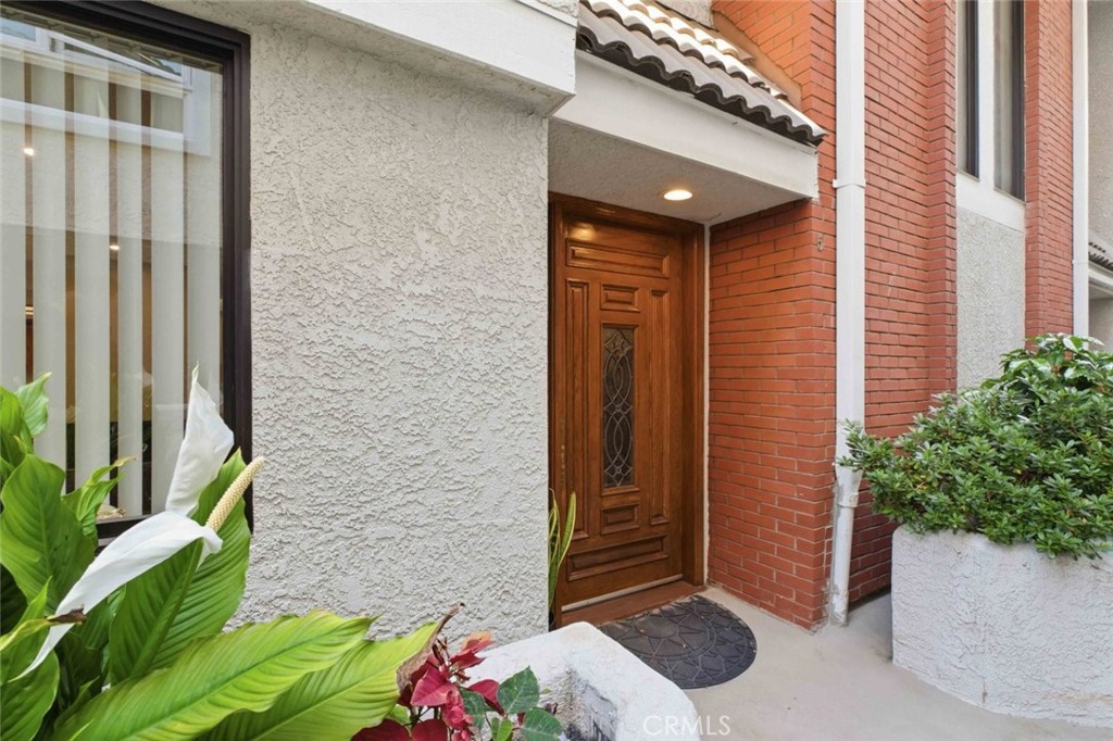301 W Loraine Street 5