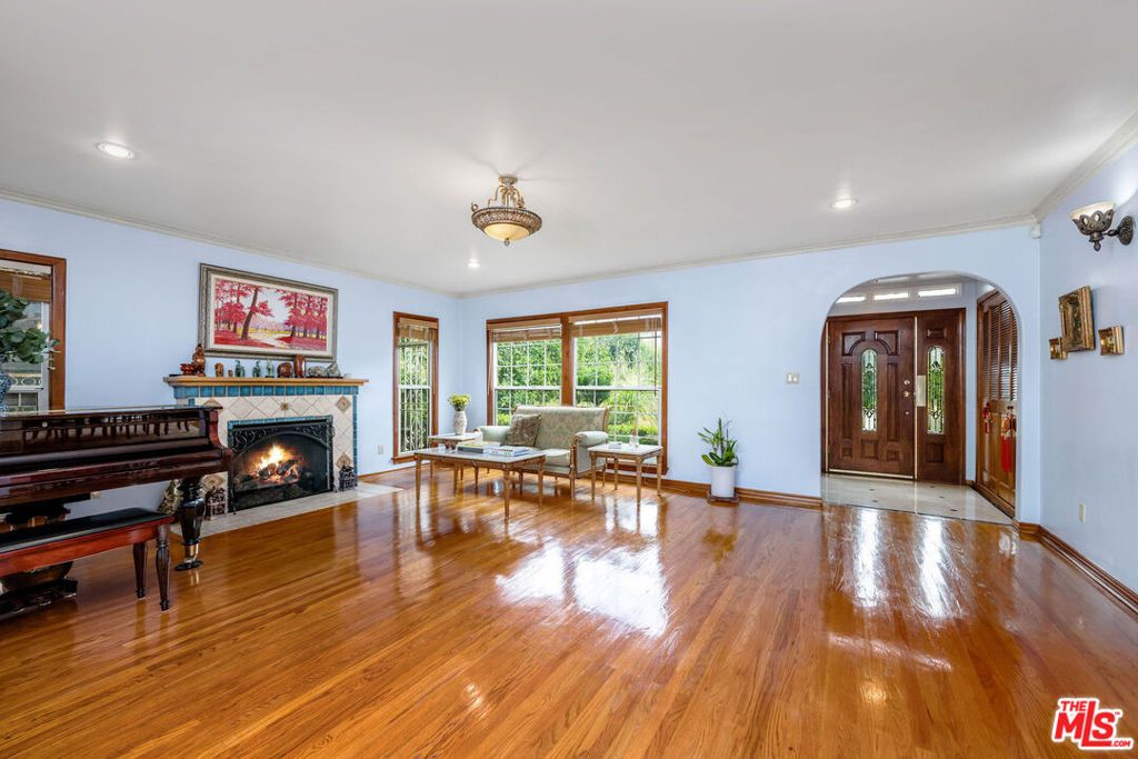 Photo of 257 S Van Ness Avenue, Los Angeles, CA 90004 (MLS # 25589877)