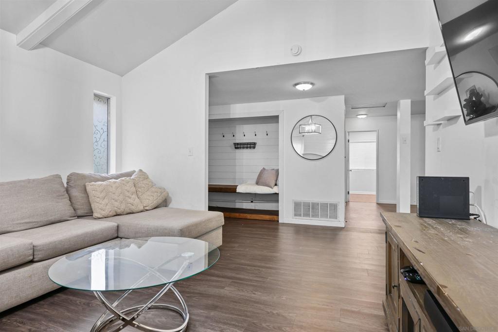 320 E Palommar Street