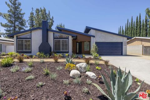 Photo of 22320 Itasca Street, Chatsworth, CA 91311 (MLS # 26850505)