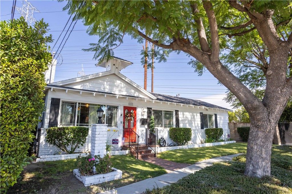 Photo of 11117 Sylvan St, North Hollywood, CA 91606 (MLS # PW26077302)