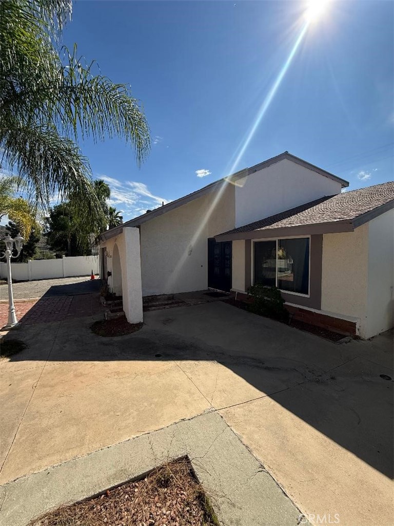 Main image without alt text