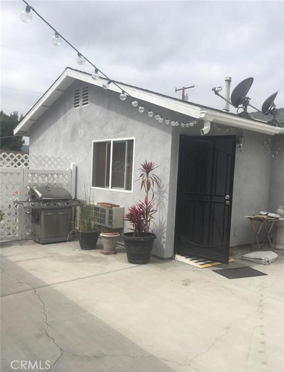 Cozy Rear Unit in a "two houses on a lot" property behind an automatic security gate. Close to Public Transportation, Super market, Hardware store, and restaurants. Unit comes with many amenities, including Clothes Washer & Dryer, Air Conditioner, Microwave, Oven/Range, Refrigerator, & Dishwasher. Living room and bedroom have ceiling fans. Bedroom has a closet and walk-in closet that could be used as a study or small office.
