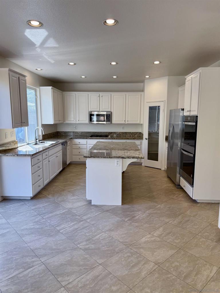 Beautiful Open floor plan, high ceilings in living and dining room. Dramatic staircase to loft upstairs. 1 optional bedroom downstairs or office or playroom. home in prestigious area of Otay Ranch. Complete remodel, new carpet, paint, all granite countertops, refinished kitchen cabinets, nice size backyard with BBQ installed. Perfect floor plan for a big family. Big master bedroom and fully remodeled bath.
