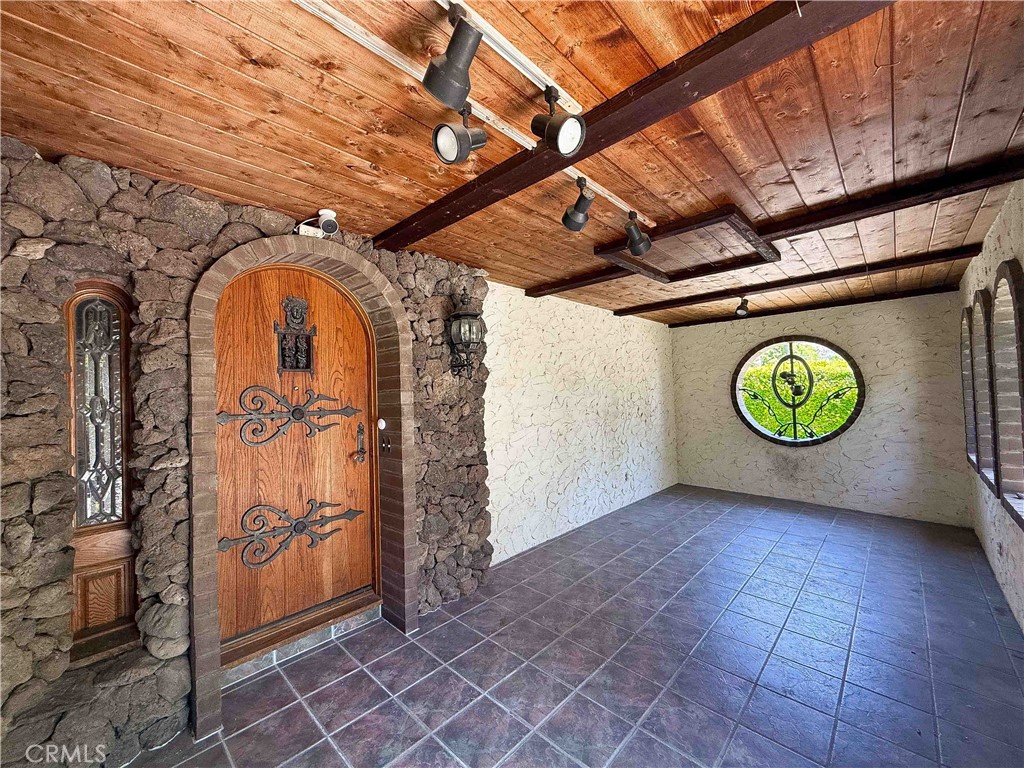 Properties 3 241 W Avocado Crest Road