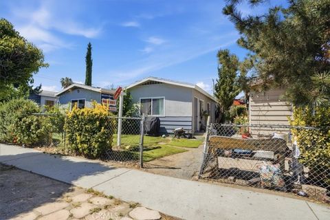 Photo of 24047 Arch Street, Newhall, CA 91321 (MLS # SR26079376)