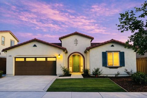 Photo of 1606 Hacienda Lane, Hollister, CA 95023 (MLS # ML82041483)