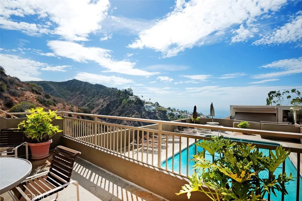 Laguna Beach, California 92651, United States, 2 Bedrooms Bedrooms, ,3 BathroomsBathrooms,Residential,Active,205687
