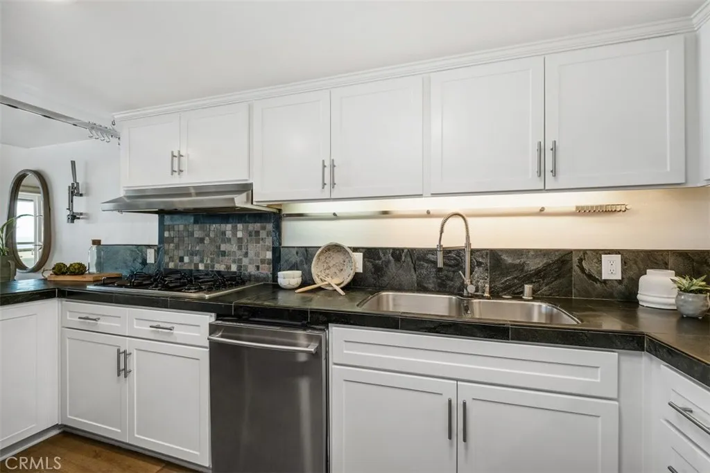 Laguna Beach, California 92651, United States, 2 Bedrooms Bedrooms, ,3 BathroomsBathrooms,Residential,Active,205687