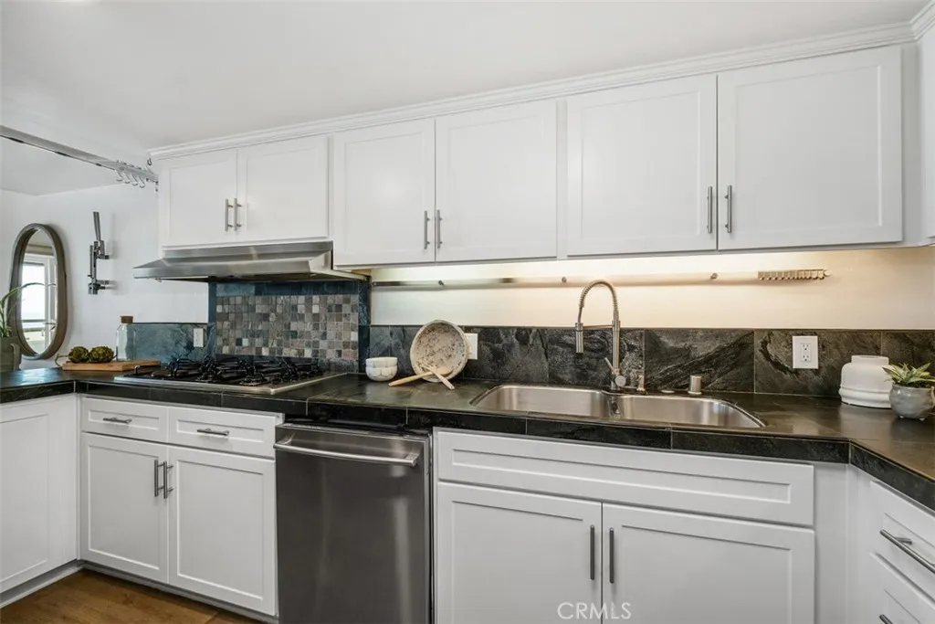 Laguna Beach, California 92651, United States, 2 Bedrooms Bedrooms, ,3 BathroomsBathrooms,Residential,Active,205687