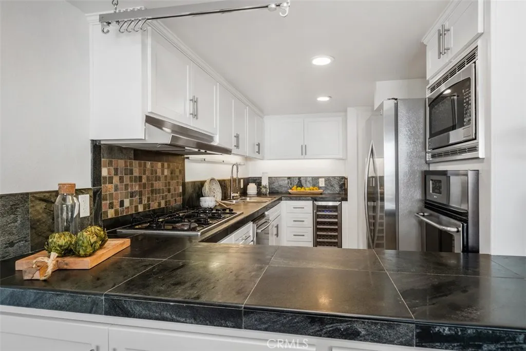 Laguna Beach, California 92651, United States, 2 Bedrooms Bedrooms, ,3 BathroomsBathrooms,Residential,Active,205687