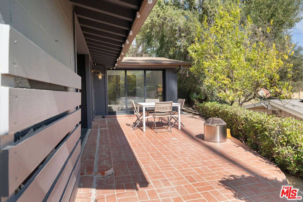 Photo of 22261 Ybarra Road, Woodland Hills, CA 91364 (MLS # 25620435)